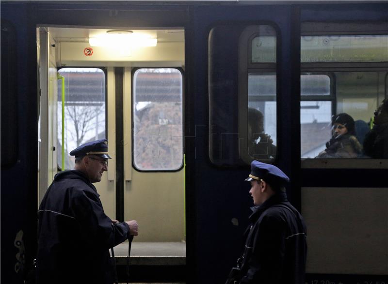 Train drivers support protest against pension reform 