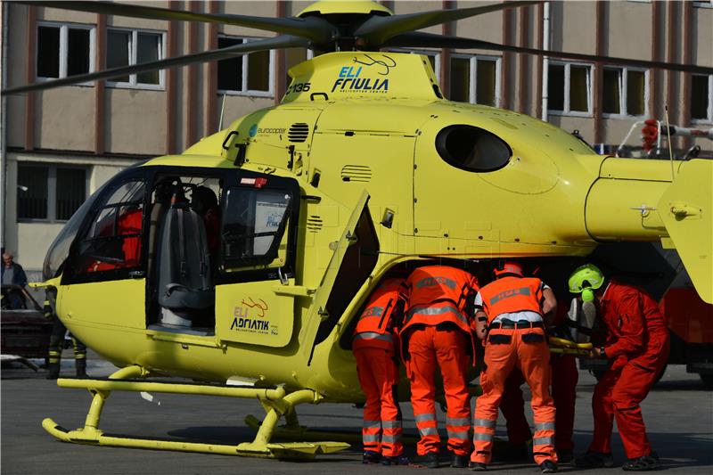 Vinkovci: Pokazna vježba spašavanja namjenskim helikopterom Hitne pomoći