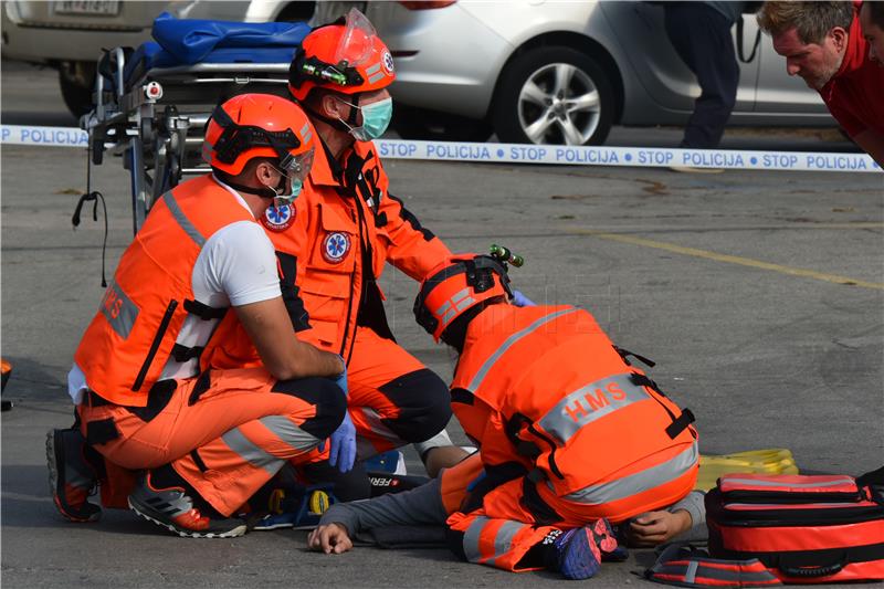 Pokazna vježba simulacije prometne nezgode više ozlijeđenih osoba i spašavanja putem specijalnog helikoptera opremljenoga za potrebe HMS-a