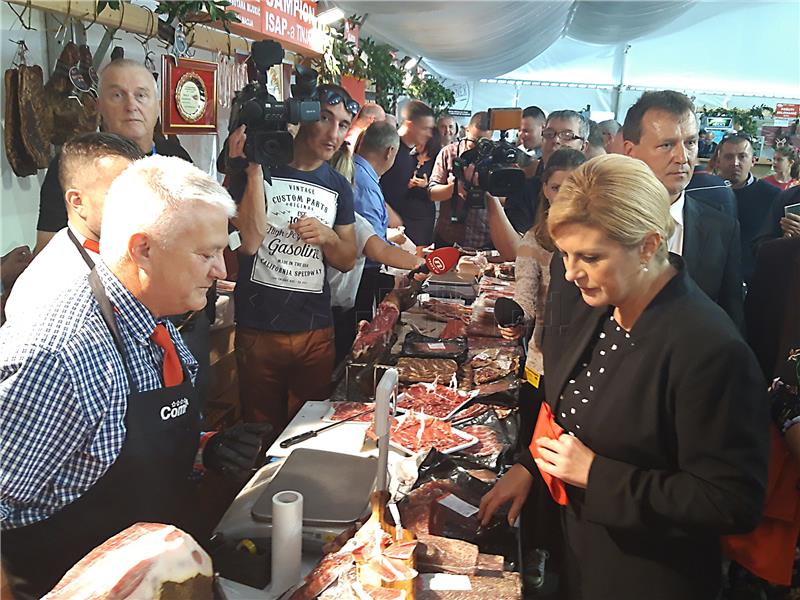 Predsjednica Grabar Kitarović otvorila Festival terana i tartufa, posjetila Sajam pršuta 