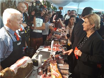 President visits Tinjan prosciutto fair, opens Motovun teran, truffles festival