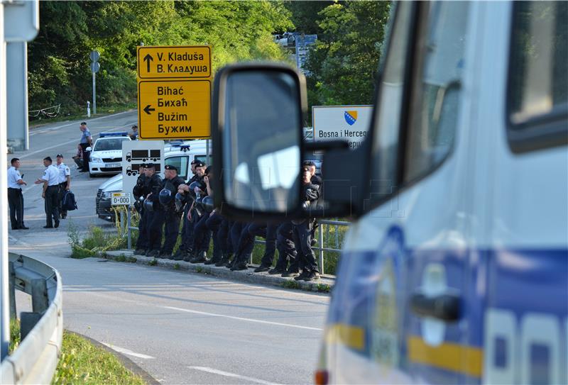 Bosnian cantonal chief of police announces emergency measures to stem migrant tide