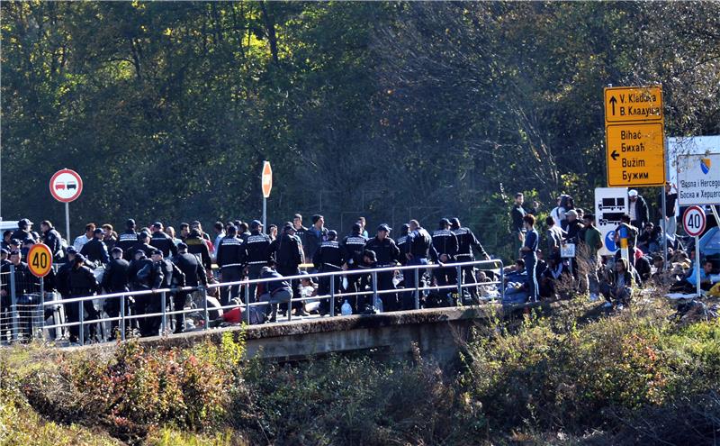 Migrants throw rocks at Croatian border police