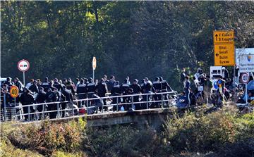 Migrants throw rocks at Croatian border police