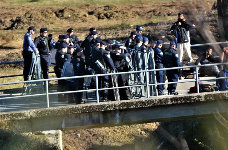 MUP: Migranti u Maljevcu gađali hrvatske policajce kamenjem