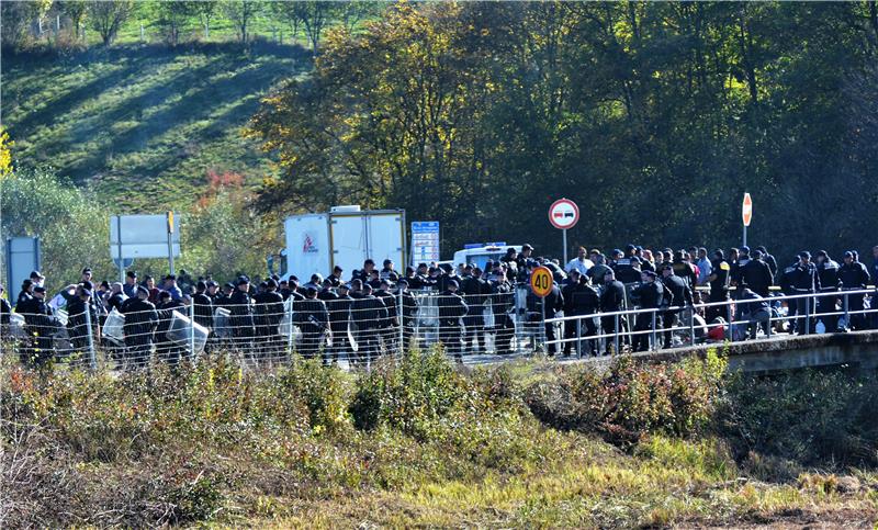 MUP: Migranti u Maljevcu gađali hrvatske policajce kamenjem