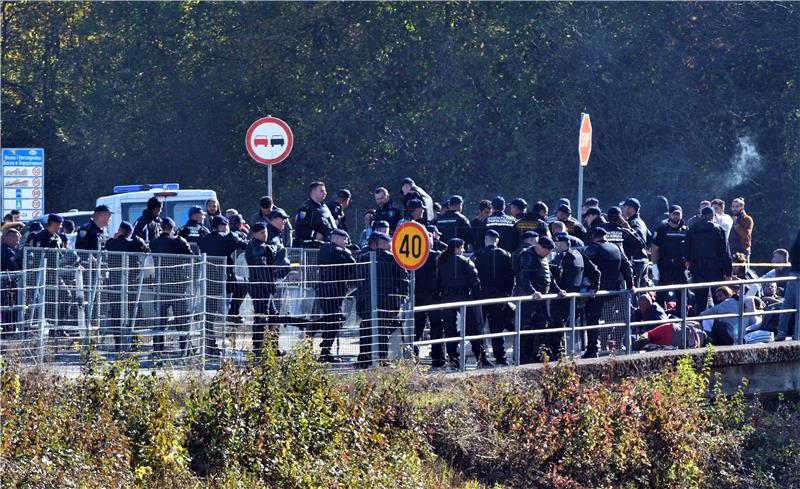 MUP: Migranti u Maljevcu gađali hrvatske policajce kamenjem