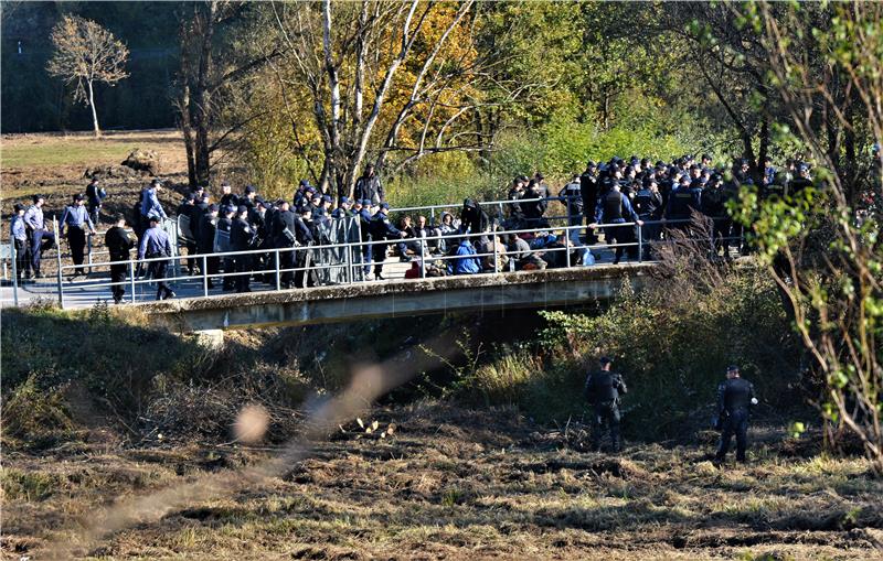 MUP: Migranti u Maljevcu gađali hrvatske policajce kamenjem