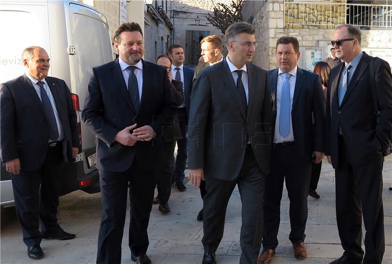 Hvar: Plenković s mons. Petrom Palićem