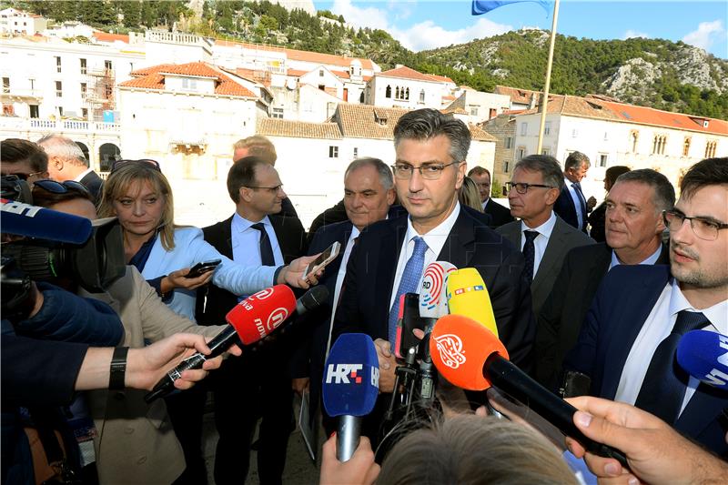 VLADA Plenković: Vladina sjednica na Hvaru referentna je za razvoj otoka