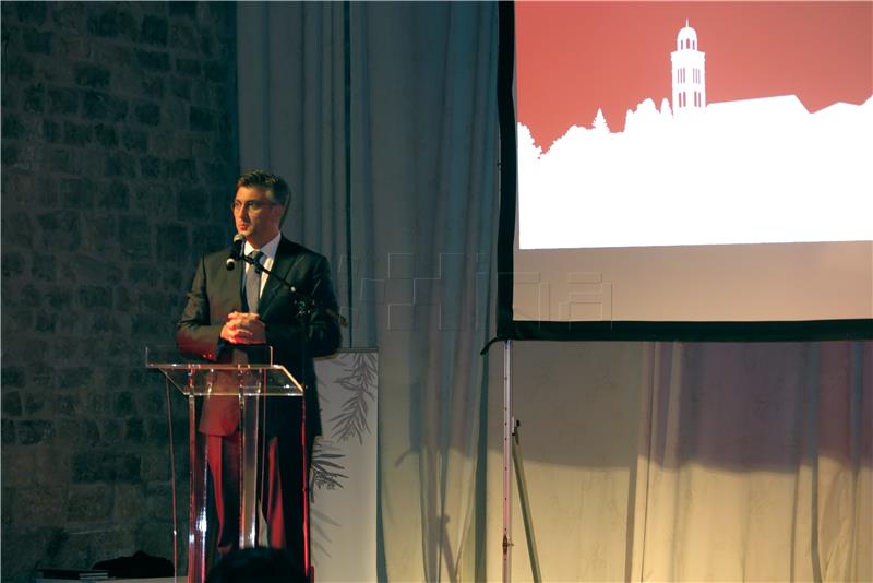 Hvar: Plenković i Žalac uručili oznake "Hrvatski otočni proizvod"