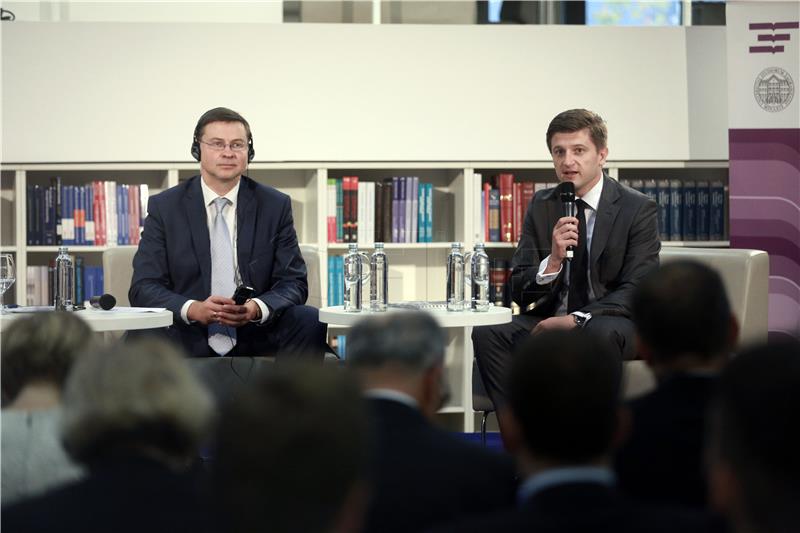 Dijalog s građanima na kojem su govorili Valdis Dombrovskis i Zdravko Marić