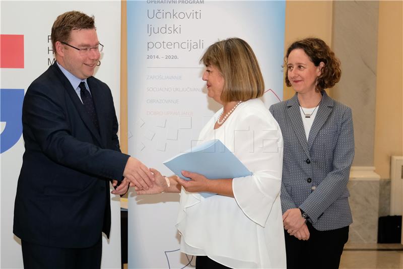 Uručeni ugovori o dodjeli sredstava za potporu razvoja javno-civilnog partnerstva u kulturi