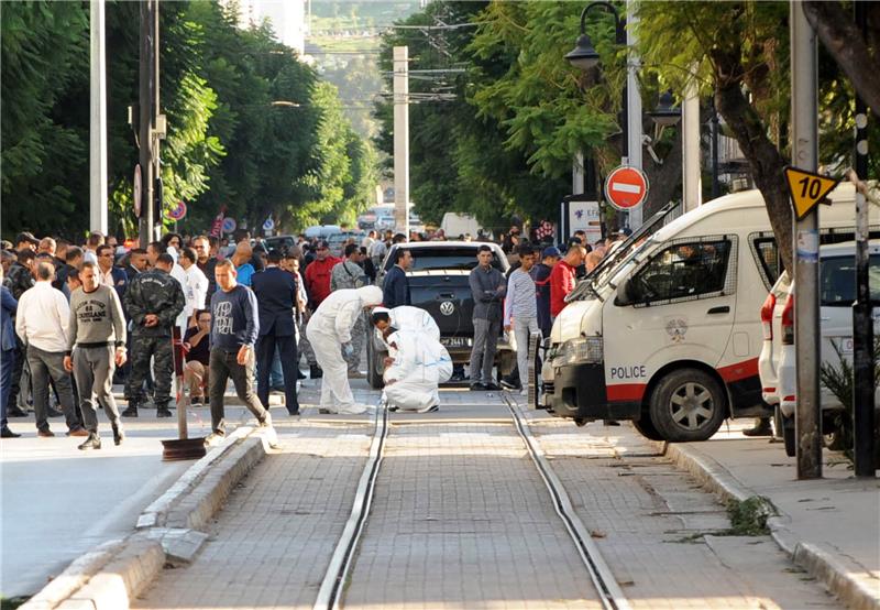 Žena se raznijela u centru Tunisa, ranjeno osam policajaca i jedan civil