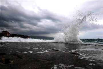 Teško ozlijeđena pacijentica s Ugljana po orkanskom nevremenu prevezena u Zadar