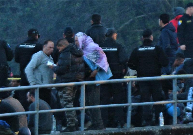 Bosnian police start transferring migrants from border crossing with Croatia