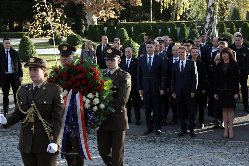 Povodom obilježavanja blagdana Svih svetih i Dušnog dana položeni vijenci na Mirogoju