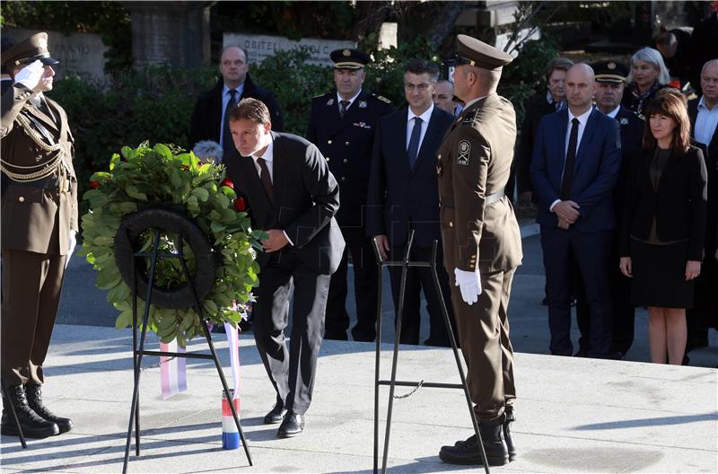 Povodom obilježavanja blagdana Svih svetih i Dušnog dana položeni vijenci na Mirogoju