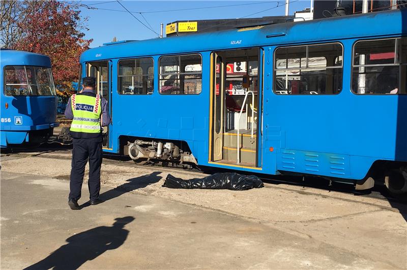 Žena poginula u padu pod tramvaj na terminalu Črnomerec