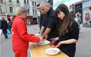 Aktivisti Prijatelja životinja održali performans