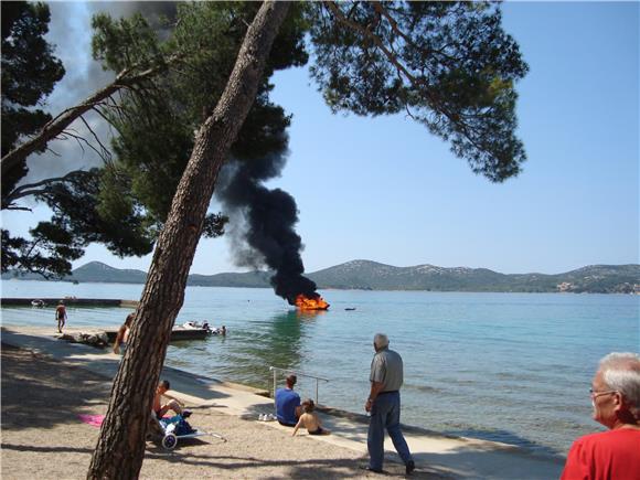 Kod Račišća izgorjela i potonula turistička brodica