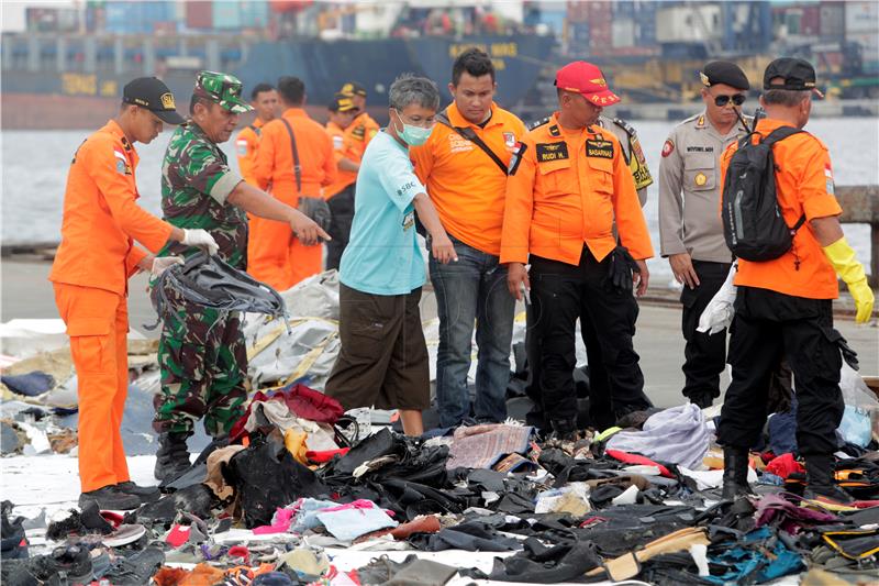 Produljena potraga za žrtvama i drugom crnom kutijom iz indonezijskoga zrakoplova