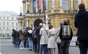 Ljudi čekaju na početak prodaje ulaznica za balet 'Orašar'