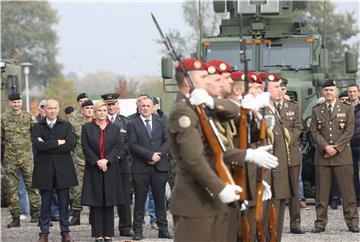 Grabar-Kitarović obišla tehničko-taktički zbor opreme i naoružanja Hrvatske vojske