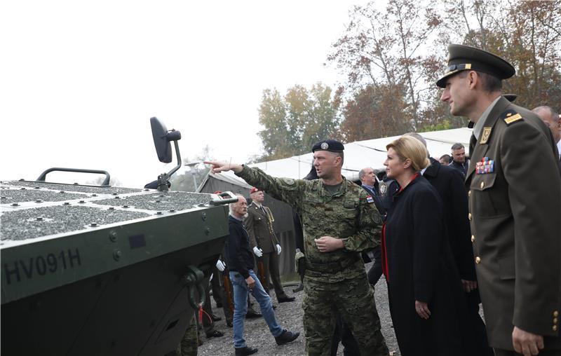 Grabar-Kitarović obišla tehničko-taktički zbor opreme i naoružanja Hrvatske vojske