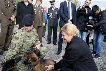 Grabar-Kitarović obišla tehničko-taktički zbor opreme i naoružanja Hrvatske vojske