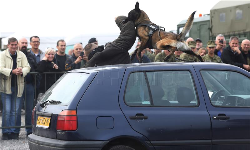 Grabar-Kitarović obišla tehničko-taktički zbor opreme i naoružanja Hrvatske vojske