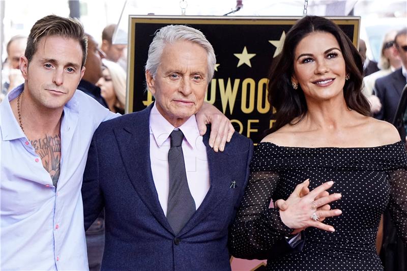 Michael Douglas pridružio se ocu Kirku na stazi slavnih u Hollywoodu