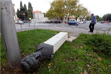 Srušen spomenik Radi Končaru na splitskim Bačvicama