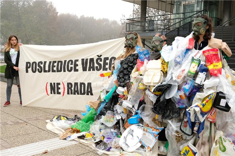 Aktivisti Zelene akcije ispred Gradske uprave upozorili na gomilanje smeća u Zagrebu 