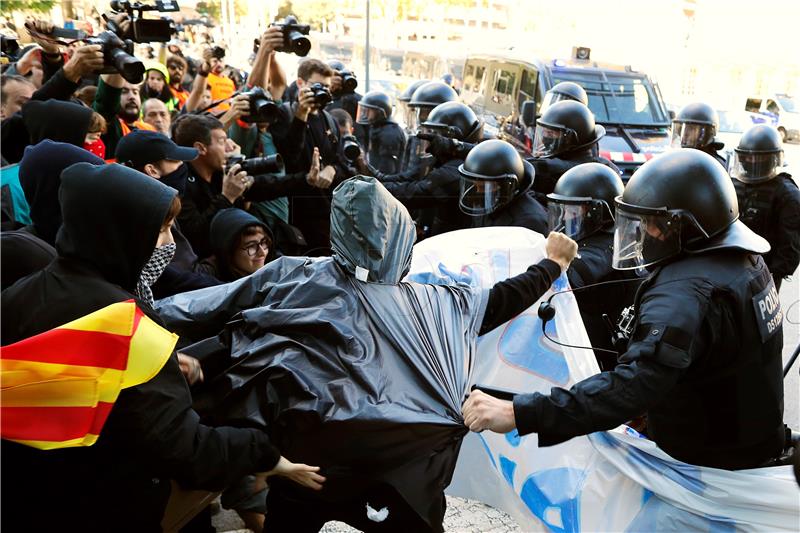 Policija pendrecima po separatistima u Barceloni