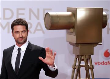 Gerard Butler na Twitteru podijelio fotografiju pred zgarištem vlastita doma 