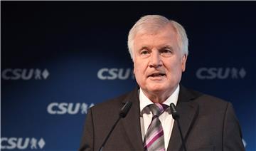 Njemačka: Seehofer se povlači s vrha CSU-a, ostaje ministar unutarnjih poslova