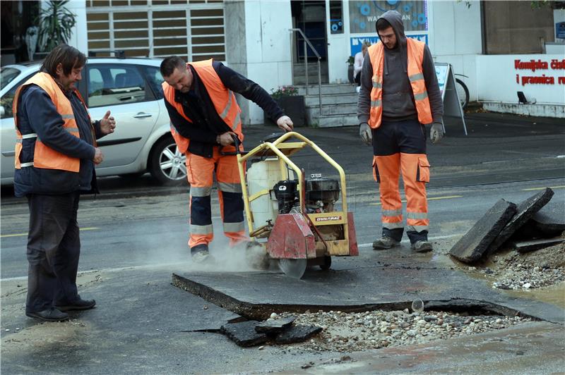 Zbog puknuća vodovodne cijevi zatvoren sav promet na Maksimirskoj cesti u smjeru zapada 