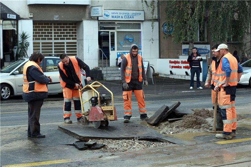 Zbog puknuća vodovodne cijevi zatvoren sav promet na Maksimirskoj cesti u smjeru zapada 