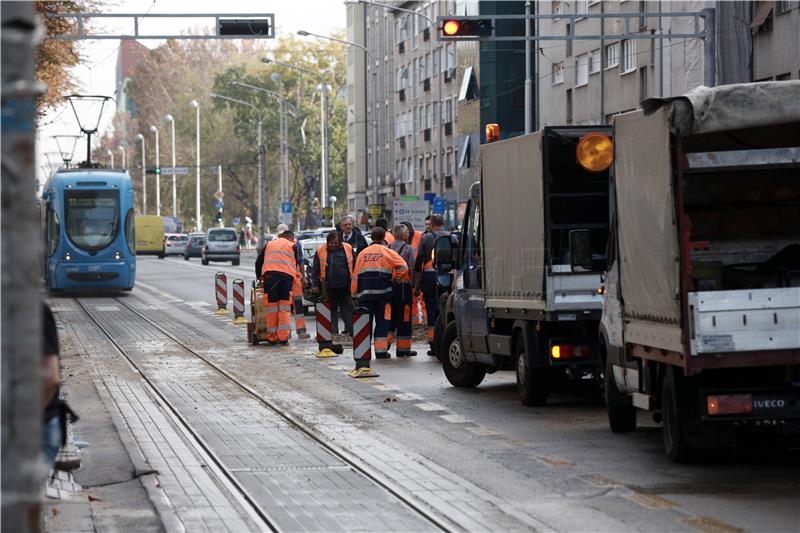 Zbog puknuća vodovodne cijevi zatvoren sav promet na Maksimirskoj cesti u smjeru zapada 