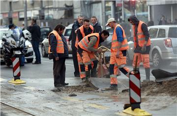 Zbog puknuća vodovodne cijevi zatvoren sav promet na Maksimirskoj cesti u smjeru zapada 