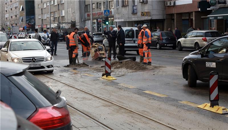 Zbog puknuća vodovodne cijevi zatvoren sav promet na Maksimirskoj cesti u smjeru zapada 