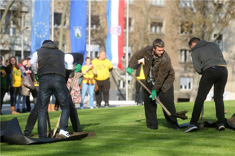 Članovi Živog zida posadili dvije magnolije na Trgu žrtava fašizma