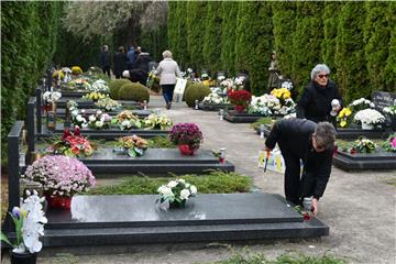 Vukovar: Položene ruže i zapaljene svijeće na grobovima branitelja