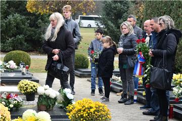 Vukovar: Položene ruže i zapaljene svijeće na grobovima branitelja