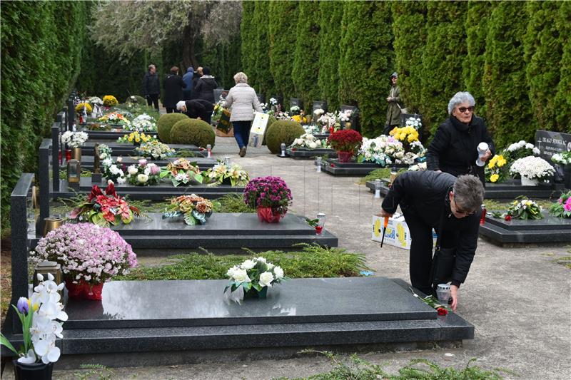 Families of soldiers killed in defence of Vukovar lay flowers, light candles at Memorial Cemetery