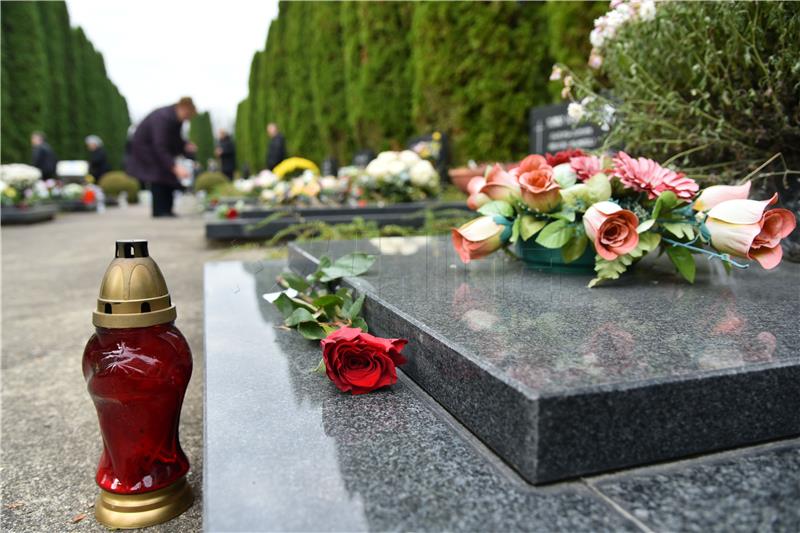 Brojni domoljubi stižu u Vukovar, odaju počast na Memorijalnom groblju