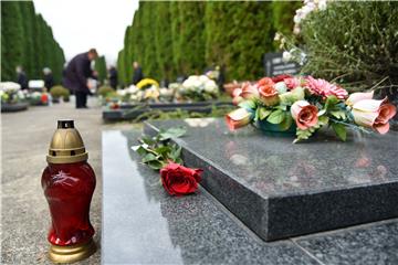 Brojni domoljubi stižu u Vukovar, odaju počast na Memorijalnom groblju