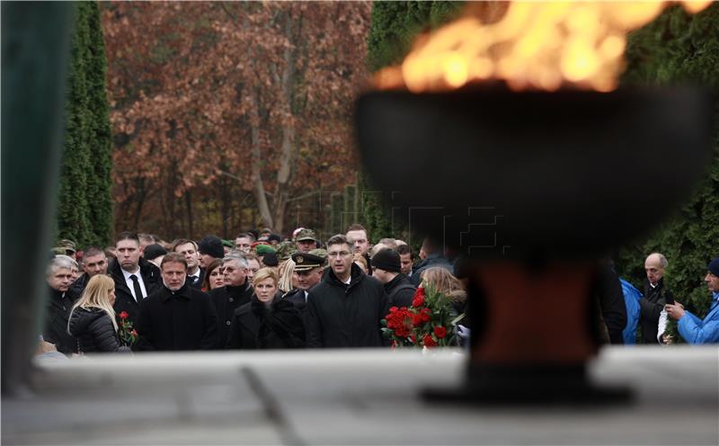 State and other delegations lay wreaths, light candles at Vukovar Memorial Cemetery