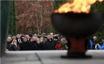 VUKOVAR Državna i druga izaslanstva položila vijence i zapalila svijeće na Memorijalnom groblju